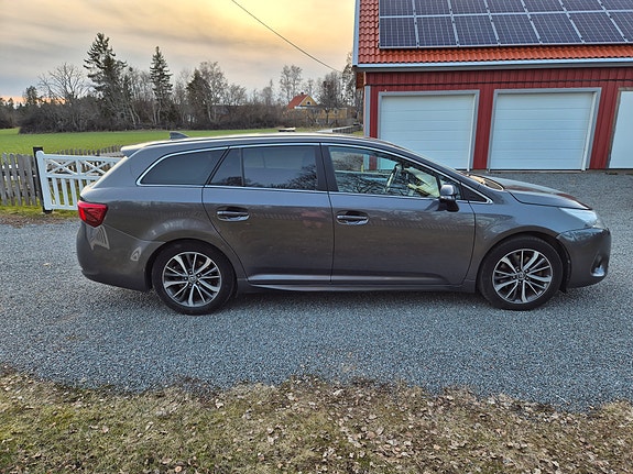 Toyota Avensis 2 of 5