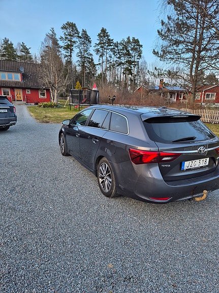 Toyota Avensis 4 of 5