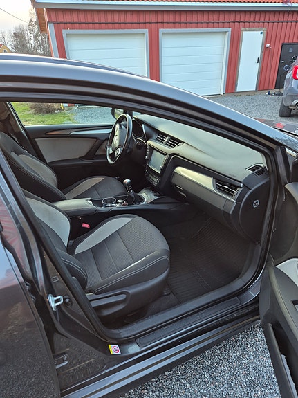Toyota Avensis 5 of 5