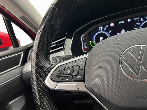 Volkswagen Passat 15 of 30