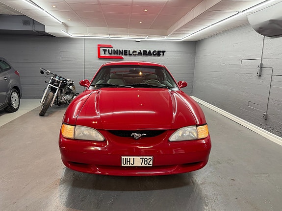 Ford Mustang 4 of 5