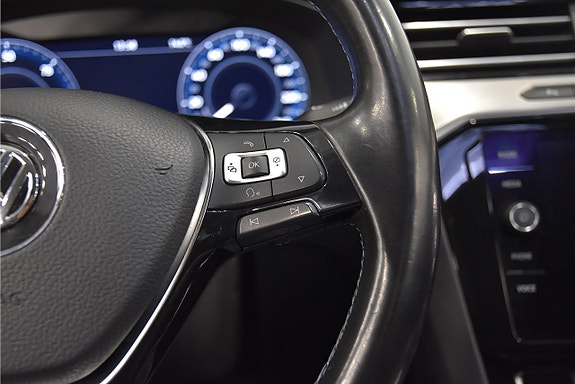 Volkswagen Passat 11 of 26