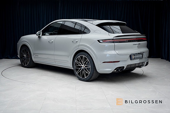 Porsche Cayenne 3 of 5