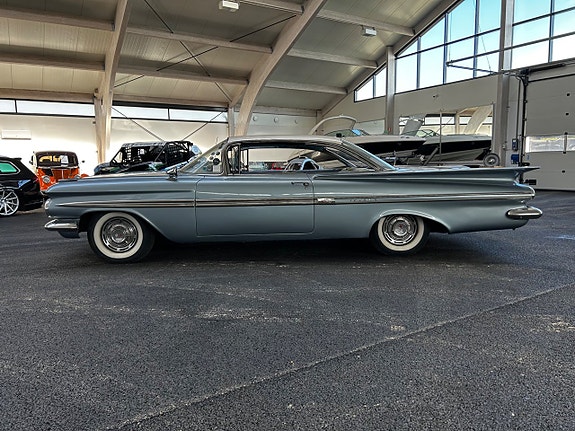 Chevrolet Impala 2 of 5