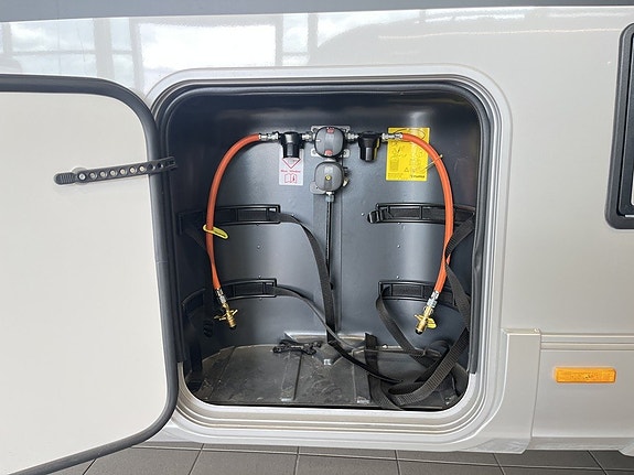 Adria SONIC SUPREME 700 DC (ALDE+Aut 180hk+LÅGMIL+Solcell+Inv+Litium) 9 of 26
