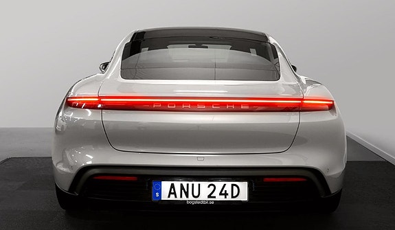 Porsche Taycan 3 of 6