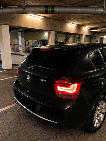 BMW 118d 3 of 5