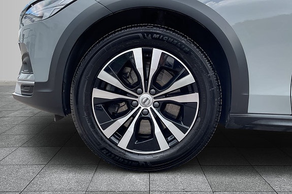 Volvo V90 Cross Country 8 of 16