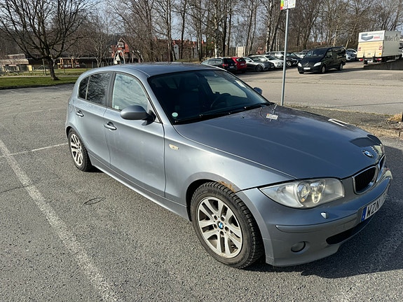 BMW 120i 2 of 5