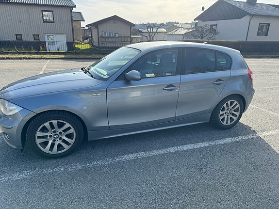 BMW 120i 3 of 5
