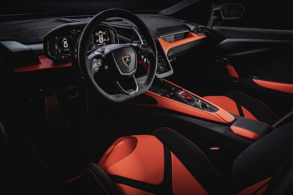 Lamborghini Revuelto 9 of 13