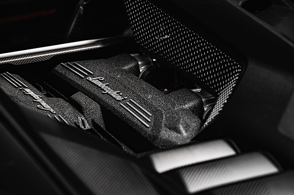 Lamborghini Revuelto 7 of 13