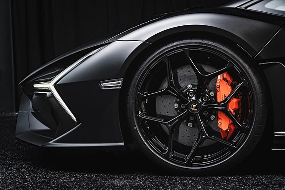Lamborghini Revuelto 4 of 5