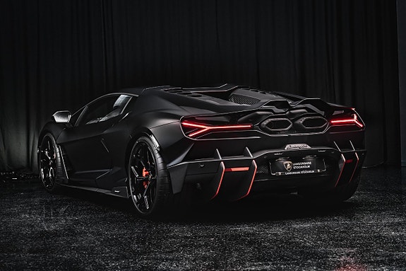 Lamborghini Revuelto 6 of 13