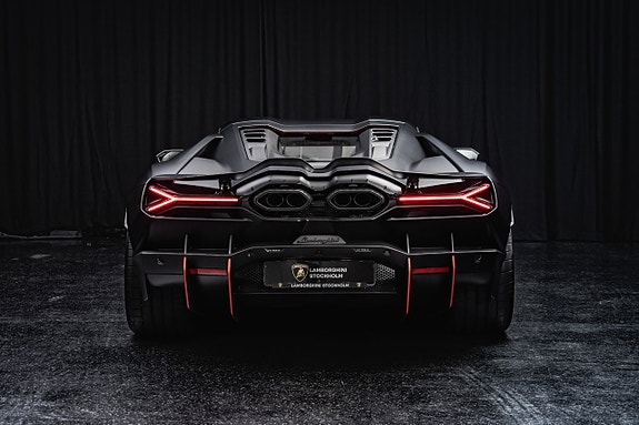 Lamborghini Revuelto 8 of 13