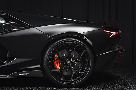 Lamborghini Revuelto 5 of 5