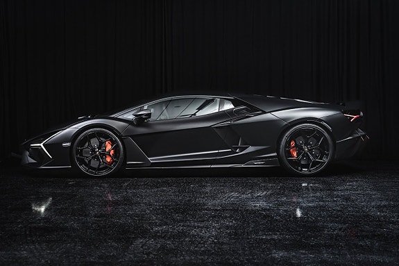 Lamborghini Revuelto 3 of 5