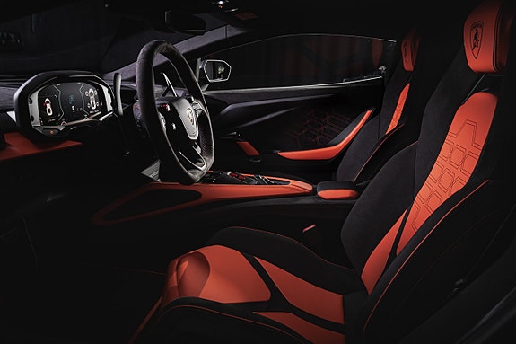 Lamborghini Revuelto 10 of 13