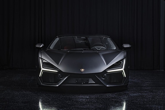 Lamborghini Revuelto 2 of 5