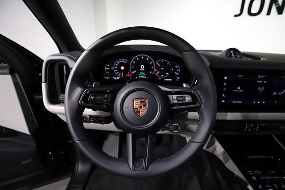 Porsche Cayenne 14 of 26