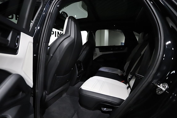 Porsche Cayenne 22 of 26