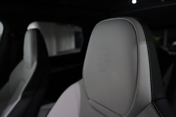 Porsche Cayenne 12 of 26