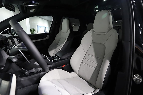 Porsche Cayenne 11 of 26