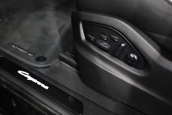 Porsche Cayenne 13 of 26