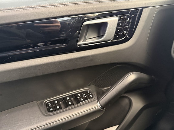 Porsche Cayenne 15 of 25