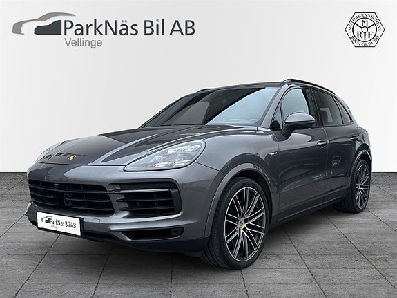 Porsche Cayenne 2 of 5
