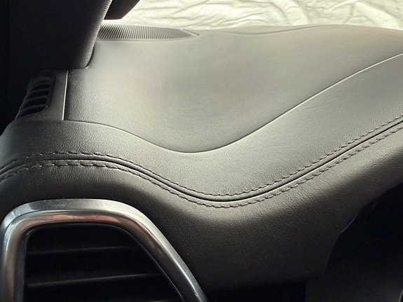Porsche Cayenne 16 of 25