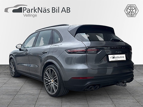 Porsche Cayenne 3 of 5