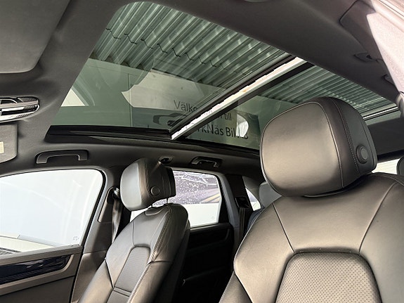 Porsche Cayenne 4 of 5