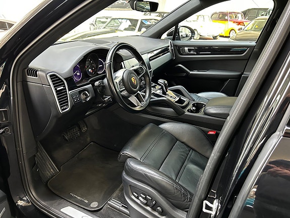 Porsche Cayenne 11 of 25