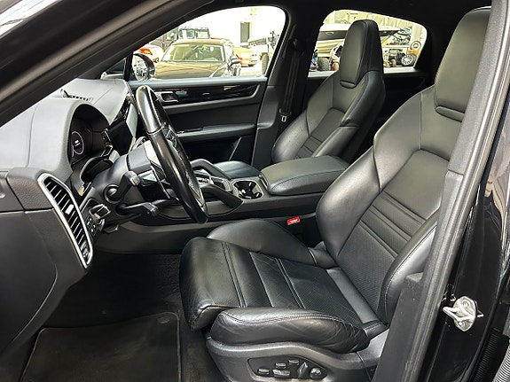 Porsche Cayenne 12 of 25