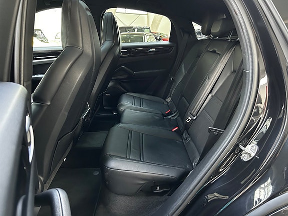 Porsche Cayenne 15 of 25