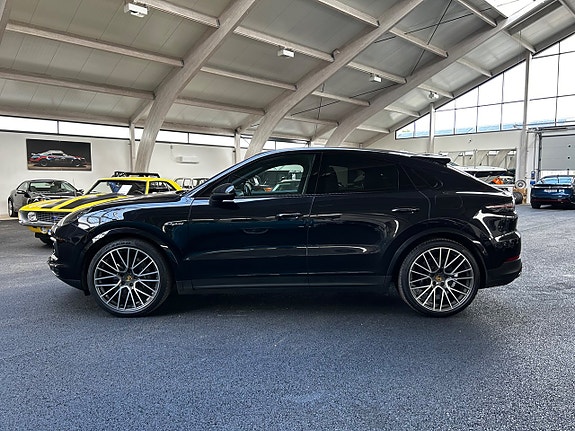 Porsche Cayenne 2 of 5