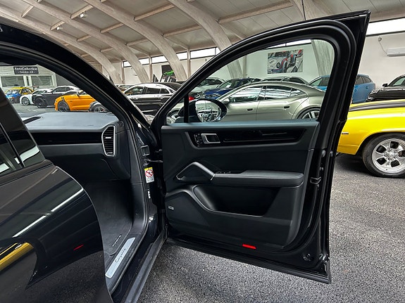 Porsche Cayenne 18 of 25