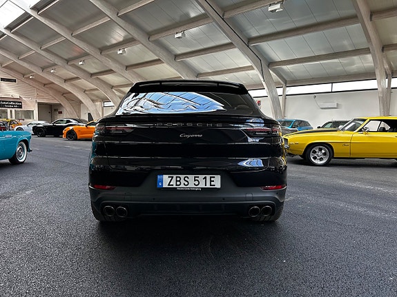 Porsche Cayenne 4 of 5