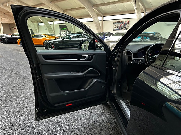Porsche Cayenne 10 of 25