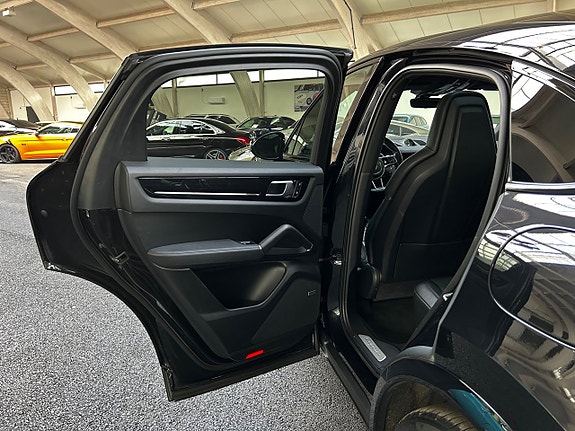 Porsche Cayenne 13 of 25