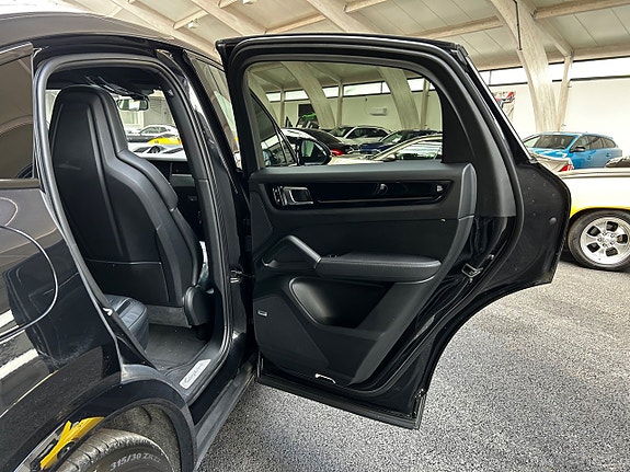 Porsche Cayenne 16 of 25