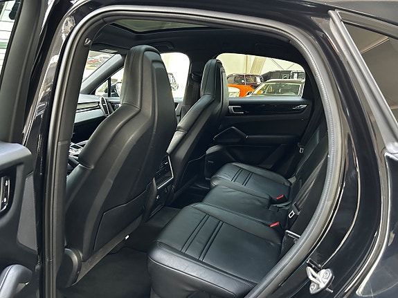 Porsche Cayenne 14 of 25