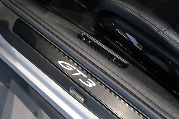 Porsche 911 GT3 7 of 12