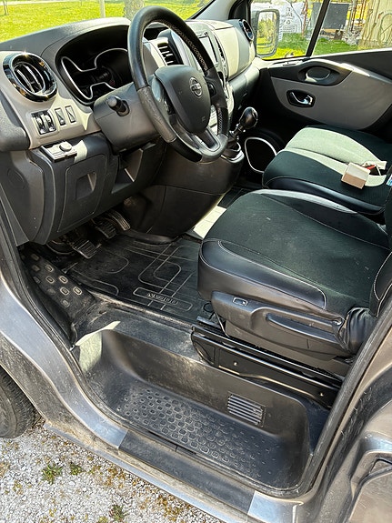 Nissan NV300 3 of 16
