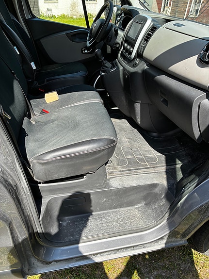 Nissan NV300 5 of 16