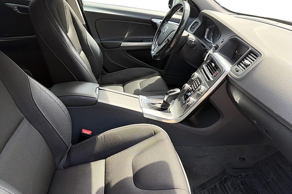 Volvo V60 Cross Country 6 of 15