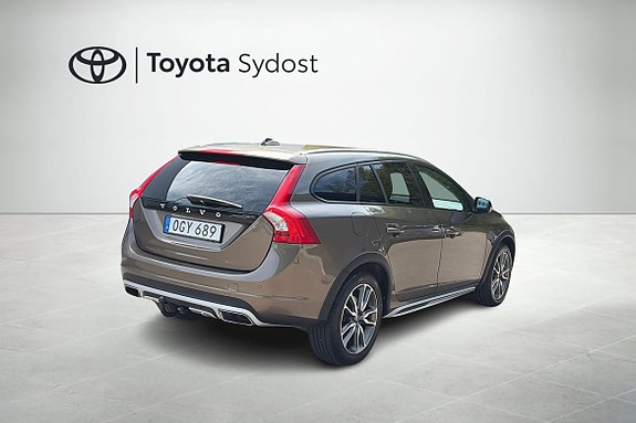 Volvo V60 Cross Country 2 of 5