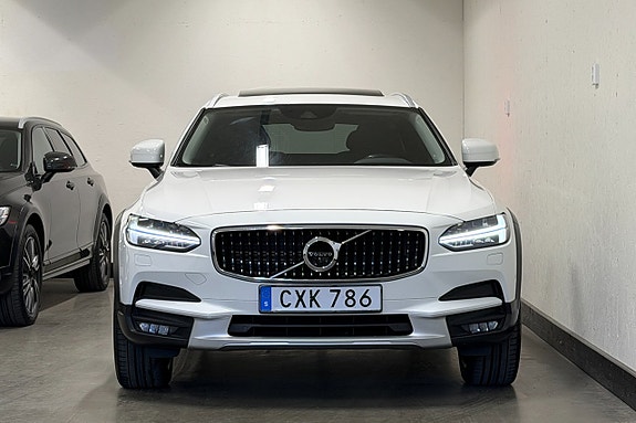 Volvo V90 Cross Country 2 of 5