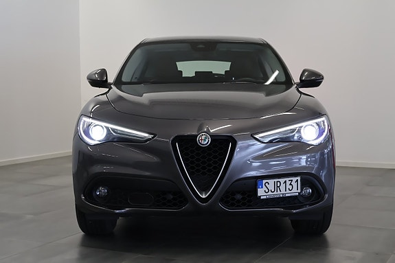 Alfa Romeo Stelvio 2 of 5
